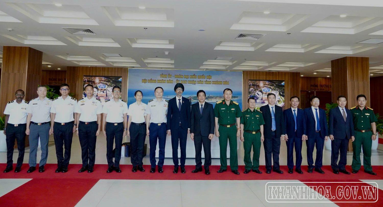 Руководители провинции Кханьхоа позируют для памятной фотографии с Миссией и делегатами